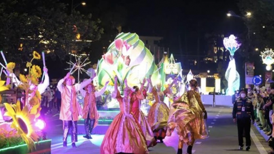 Flower street carnival takes place in Da Lat